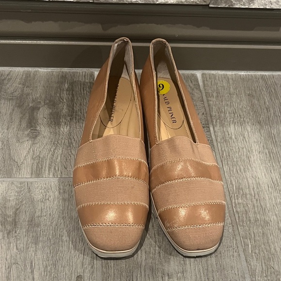 Donald Pliner neutral walking Beige Striped Loafers size 9 - Picture 1 of 9